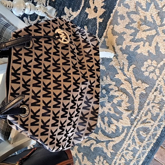 MICHAEL KORS Designer KM Logo Shoulder Bag  Black Trim - Picture 13 of 14